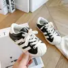 Zapatillas casuales para niños 2026 otoño e invierno de moda versátiles nuevas con estampado de leopardo puntera de concha para niños zapatillas resistentes a la suciedad para niñas