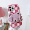 Adecuado para Funda de Teléfono Móvil Iphone17Promax, Funda Protectora de Muñeca Tridimensional a Cuadros de Felpa para Otoño e Invierno