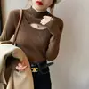 Camisa base de design vazado nicho para mulheres, novo estilo outono e inverno, suéter de gola alta, top de malha moderno e estiloso
