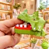 Colgante Creativo de Morderse el Dedo Broma Juguete para Aliviar el Estrés Dinosaurio T-Rex Llavero Teléfono Mochila de Estudiante Juguete de Máquina de Garra