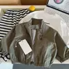 Elegante chaqueta de trabajo para niños, nueva colección primavera/otoño 2026, chaqueta de color liso con cuello mao, atuendo de otoño casual y moderno para niños pequeños