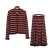 Conjunto de Punto a Rayas Estilo Coreano Cuello Redondo Hebilla Metálica Volante Manga Larga Cárdigan y Falda de Cintura Alta Conjunto de Dos Piezas para Otoño