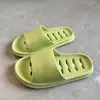 Zapatillas antideslizantes populares para baño para mujer, ligeras y adecuadas para uso en el hogar, hotel y dormitorio, con una sensación cómoda para todas las estaciones