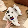 Tênis Casuais Slip-On Masculino e Feminino de Solado Plano com Bordado de Abelha Estilo Coreano para Casal g Marca Novos Sapatos Brancos Outono e Inverno 2026