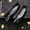 Roupa de blogueira: sapatos femininos planos versáteis vermelhos de couro genuíno estilo francês, bico oblíquo, boca rasa, fivela de metal, nicho, sapatos de avó