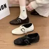 Falda con nuevos zapatos de cuero de punta cuadrada francesa hebilla de cuero tacón oculto de moda 2026 Otoño zapatos de un solo color