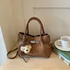 Moderna Super Caliente Nicho Estilo Post-Apocalíptico Bolso para Mujer 2026 Nuevo Versátil Bolso Cruzado Exquisito de Mano de un Solo Hombro Tipo Cubo