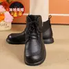 Botas de algodón para otoño e invierno, con parte superior de piel, forro de felpa, suelas antideslizantes y plantillas cálidas y suaves. Son botas tipo Martin de media pantorrilla con suela plana, diseñadas para mujeres de mediana edad y mayores.
