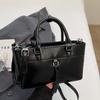 Venta al por mayor, nuevo bolso bandolera portátil sencillo de alta textura, diseño de nicho, elegante, combinable y moderno.