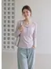 Camiseta Blanca de Manga Larga con Cuello Redondo Estilo Coreano para Mujer 2026 Otoño Botón Adelgazante Capa Base