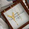 Collar de Mariposa y Floral Mismo Estilo de Tienda de Joyería Chapada en Oro, Lujo Ligero y Sensación de Alta Gama, Cadena para Clavícula de Oro de Imitación, Regalo para Novia