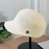 Gorra de Béisbol de Punto de Color Sólido con Rayas Verticales Estilo Japonés para Mujer 2025 Nueva Gorra de Equitación Cálida de Invierno para Adelgazar el Rostro