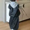 Colete de Couro Tendência para Meninos Primavera e Outono 2026 Conjunto de Três Peças com Calça Xadrez Estilo Coreano Infantil e Moletom com Capuz Casual Cool