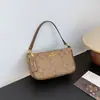 As bolsas pequenas populares deste ano para mulheres 2026 nova bolsa de ombro transversal da moda estampada com um toque de luxo bolsa versátil para debaixo do braço