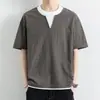 Camiseta Masculina Tamanho Grande Falsa Duas Peças Manga Curta 2026 Verão Nova Marca Tendência Meia Manga Jovem Elegante Camiseta Básica