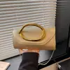 Bolsa de Mão com Fivela de Metal Estilo Europeu e Americano Nova Verão 2026 Bolsa de Corrente Bolsa de Ombro Único Transversal Moda Luxo Leve Feminina