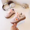 Tênis esportivos infantis 2026 novo estilo outono, tênis florais estilosos para meninas, sapatos casuais para meninos, calçados de treino alemães com sola macia, modernos