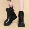 Botas Martin macias, versáteis e estilosas, confortáveis, coleção outono/inverno 2026, botas femininas com forro de fleece, bico redondo, sola grossa e design que aumenta a altura.