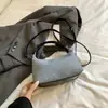 La popular bolsa de axila elegante y de nicho de este año es la nueva bandolera simple casual de alta moda para mujer Otoño/Invierno 2025