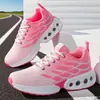 Nuevos zapatos cruzados para mujer de talla grande, talla 42, zapatillas deportivas ligeras casuales de malla tejida voladora, zapatillas de correr transpirables de moda, zapatos con amortiguación de aire