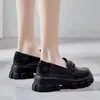 Mocasines de cuero suave de estilo elegante con suela blanda para mujer, nuevos zapatos versátiles de plataforma con suela gruesa, zapatos de cuero tipo slip-on de estilo británico