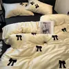 Juego de ropa de cama de seda helada de cuatro piezas para verano, funda de edredón, sábana, sábana ajustable, tacto sedoso fresco de verano para dormir sin ropa, juego de ropa de cama de tres piezas para dormitorio