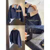 ¡Atmosférico! Elegante chaqueta vaquera con bloques de color, diseño de un solo pecho con múltiples botones, estilo corto que hace que las mujeres petite parezcan más altas, una nueva colección de otoño para mujeres