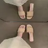 Sandalias de una tira a la moda para mujer, para uso exterior en verano, elegante diseño nuevo para combinar con faldas, sandalias de punta abierta de tacón bajo con pedrería y un toque de alta gama