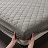 Nueva Sábana Bajera Impermeable Ajustada con Patrón de Diamantes Curvados, Apta para la Piel, Cubre Cama de una Pieza de Color Sólido, Juego de Tejido Cepillado, Protector, Venta al por Mayor Transfronteriza