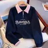 Moletom Feminino Plus Size com Blocos de Cor, Bordado de Letras, Gola Polo, Falso Duas Peças, Novo Estilo Primavera/Outono, Caimento Solto, Sem Capuz