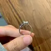 Anillo de Plata S925 con Moissanita de 1 quilate 2 quilates Cuatro Garras Mismo Anillo de Diamante Mosan de Zhou Jia Fuente Fábrica Mayorista