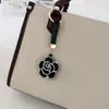 Bestseller transfronterizo creativo colgante llavero rosa incrustado de diamantes accesorio de bolso flor de strass de cuero regalo decoración