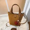 Bolso de mano vintage para mujer, nuevo y moderno 2026, bolso de hombro popular de alta gama para el trabajo y los desplazamientos, bolso cruzado tipo cubo