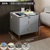 Mesa de Cabeceira Simples e Confortável Estilo Casa Tampo em Rocha Estilo Celebridade da Internet Moderna Luxo Leve Italiano Multifuncional Armário de Cabeceira Inteligente