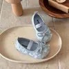 Sapatos de couro dopamina estilo francês 2026 primavera e outono novos versão coreana sapatos de princesa com laço de lantejoulas para meninas com solas macias