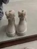 Elegantes y minimalistas, estas cálidas botas peludas con forro de polar y detalle de hebilla son una nueva colección otoño/invierno 2026 de botas de nieve cortas para mujer
