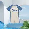 Traje de baño de una pieza hecho a medida para niños con mangas cortas para niños, diseño lindo de tiburón para verano, protección solar, conjunto de natación de secado rápido para niños pequeños
