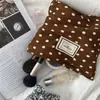 18121 Dulce Celebridad de Internet Tela Fresca Arrugada Chifón Bolsa de Cosméticos Bolsa de Almacenamiento para Teléfono Móvil de Viaje Monedero Portátil Bolsa de Cosméticos