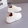 Explosivos Zapatos Blancos Nuevos para Mujer Primavera 2026 Versátiles Zapatos Casuales Deportivos con Suela Gruesa Zapatos de Skate KT-261