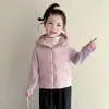 Casaco Infantil Inverno 2026 Novo Estilo Jaqueta de Penas Leve Estilosa para Crianças Roupa de Baixo Essencial para Uniforme Escolar Roupa de Exterior Roupas de Inverno