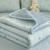 Colcha impresa de algodón lavado de terciopelo de leche 2026 para uso doméstico, con un estampado floral fresco y delicado, y es reversible para usar por ambos lados, lo que la hace suave para la piel