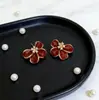 Brincos Vermelhos com Flor e Gotejamento de Óleo Estilo Francês Levemente Luxuosos Retrô, Brincos de Alta Qualidade com Design de Nicho e Acessórios de Orelha Versáteis