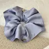 Scrunchie de Tecido Liso Colorido com Logo de Letra Estilo Coreano Elástico de Cabelo com Design de Alto Padrão Acessório de Cabelo Versátil Flor de Cabelo