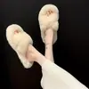 2026 Nuevas Pantuflas Mujer Estilo Coreano Pantuflas de Piel Cruzada Mujer Moda Exterior Suela Plana Tira Única Pantuflas Zapatos de Mujer Venta al por Mayor