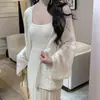 Vestido longo de malha canelada vertical com textura de lã, decote quadrado, estilo camisola, com cauda de sereia, combinado com um conjunto de cardigã branco macio