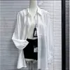 Novo conjunto de três peças ultra feminino, fino e com proteção solar para mulheres, composto por uma jaqueta, um top camisola com cadarço e uma saia-calça versátil.