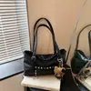 Bolso Boston de estilo coreano, atrevido, inspirado en motocicletas, adornado con remaches, para mujer, nueva colección 2026, gran capacidad, adecuado para el trabajo diario, se puede llevar como bolso de hombro o bajo el brazo