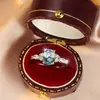 Anillo de Plata de Ley S925 con Ágata Verde Ovalada de la Suerte Bordeado con Tres Diamantes Blancos Estilo Ins Moda Popular Anillo Literario