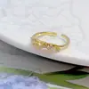 Anillo Abierto Geométrico Versátil de Alto Gama con Baño de Oro en Forma de Cruz para Mujer Moda Europea Americana de Nicho Personalidad Anillo al por Mayor