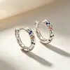 Brincos Retrô Europeus e Americanos Inclinados com Zircônia Colorida Inlaid Leve Luxo Sensação de Alto Padrão Brincos de Tarraxa Versátil Personalizado Argola Fivela de Orelha Acessórios de Brinco